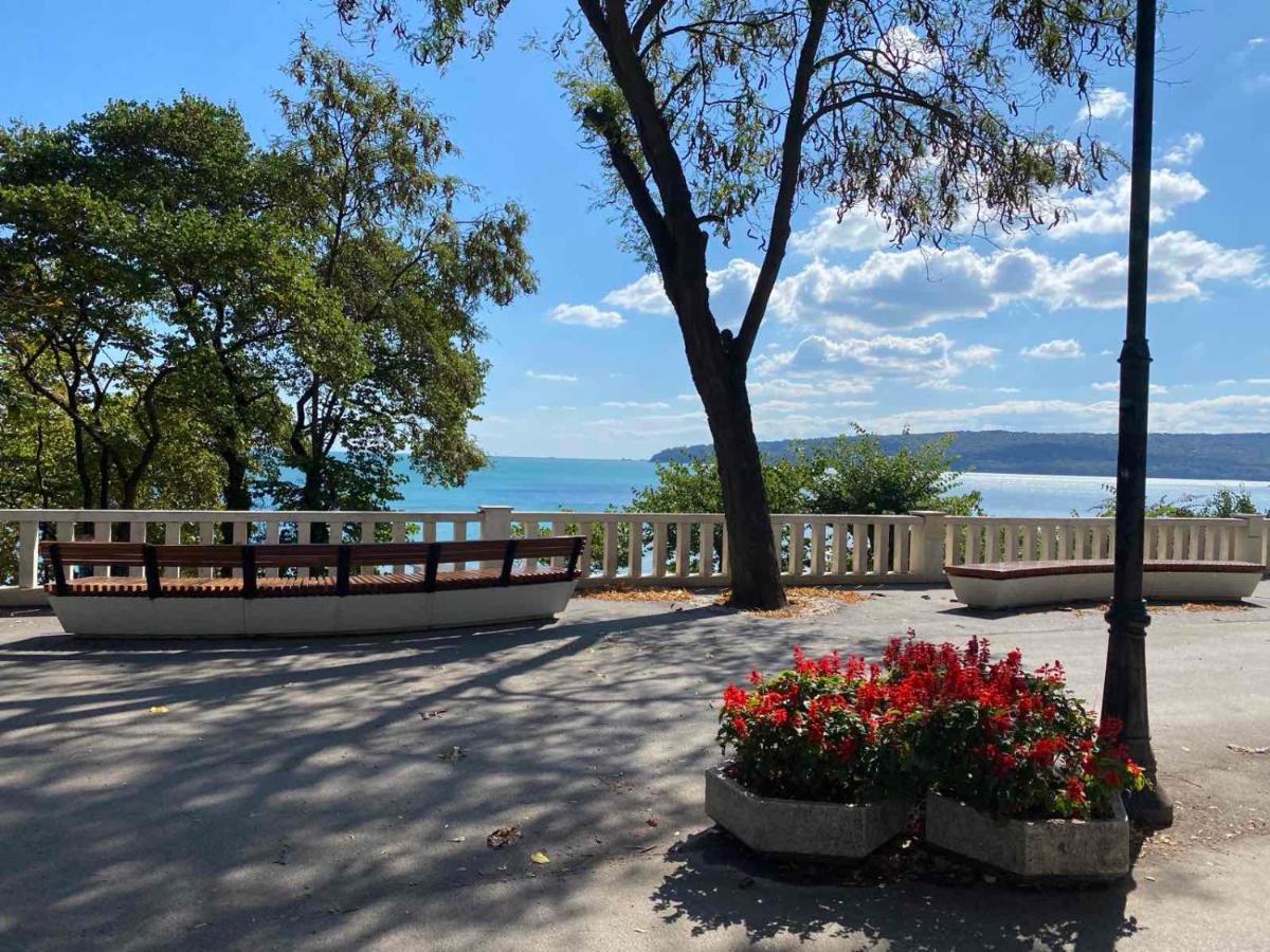 Мarelis Luxe Port Apartment Varna Esterno foto