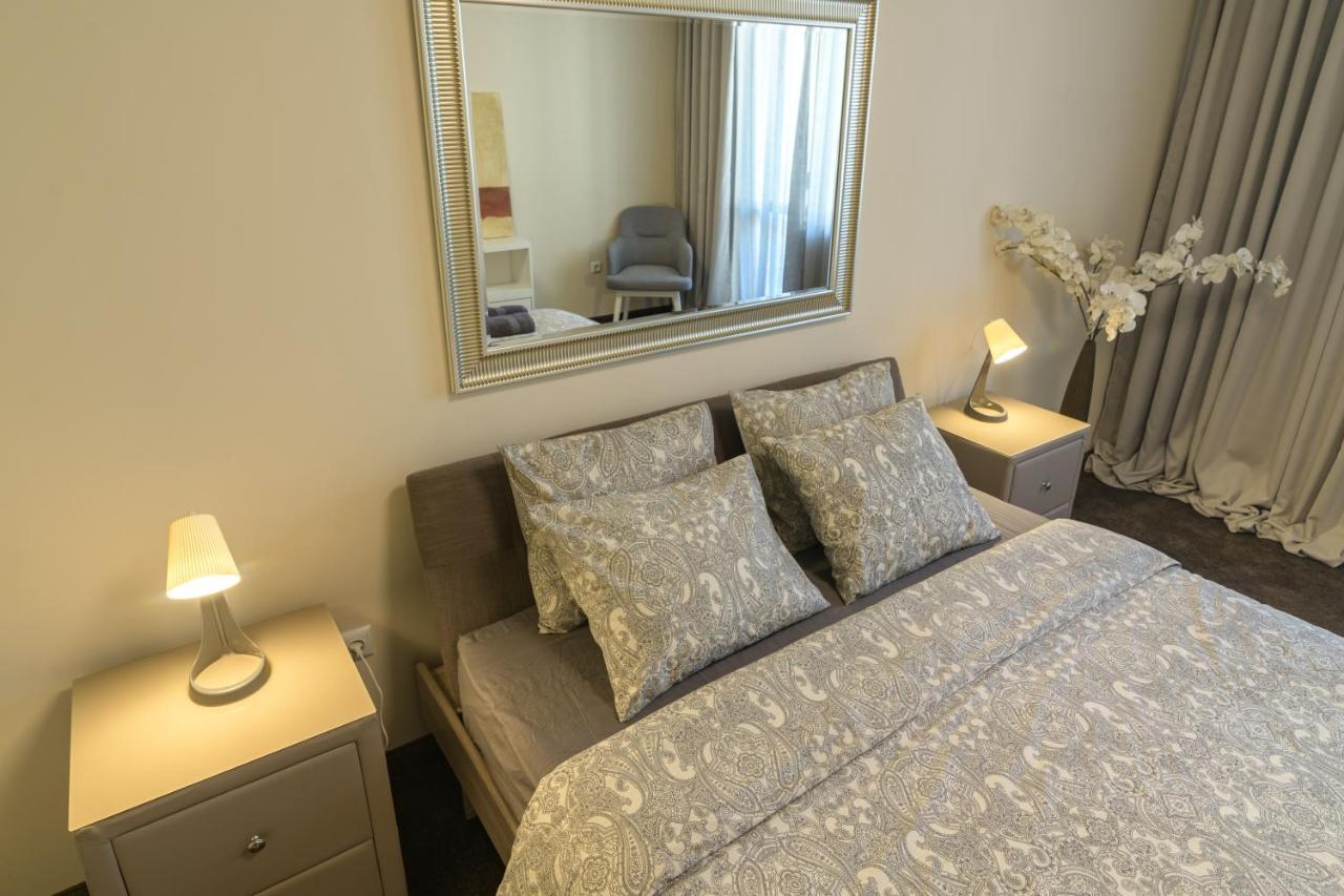 Мarelis Luxe Port Apartment Varna Esterno foto